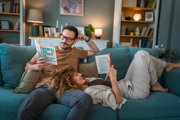 Couple en train de lire sans smartphone