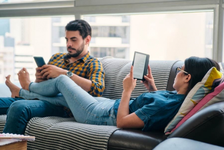 Couple lisant un livre numérique