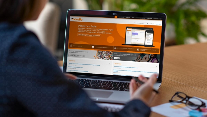 Etudiant utilisant la plateforme Moodle