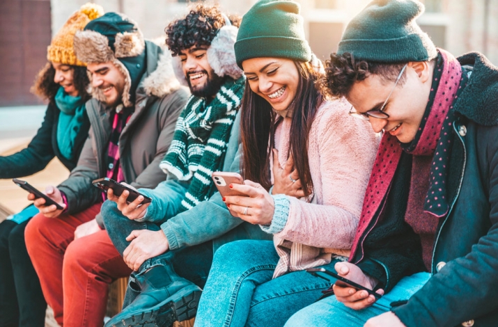 Groupe millennials utilisant des smartphones
